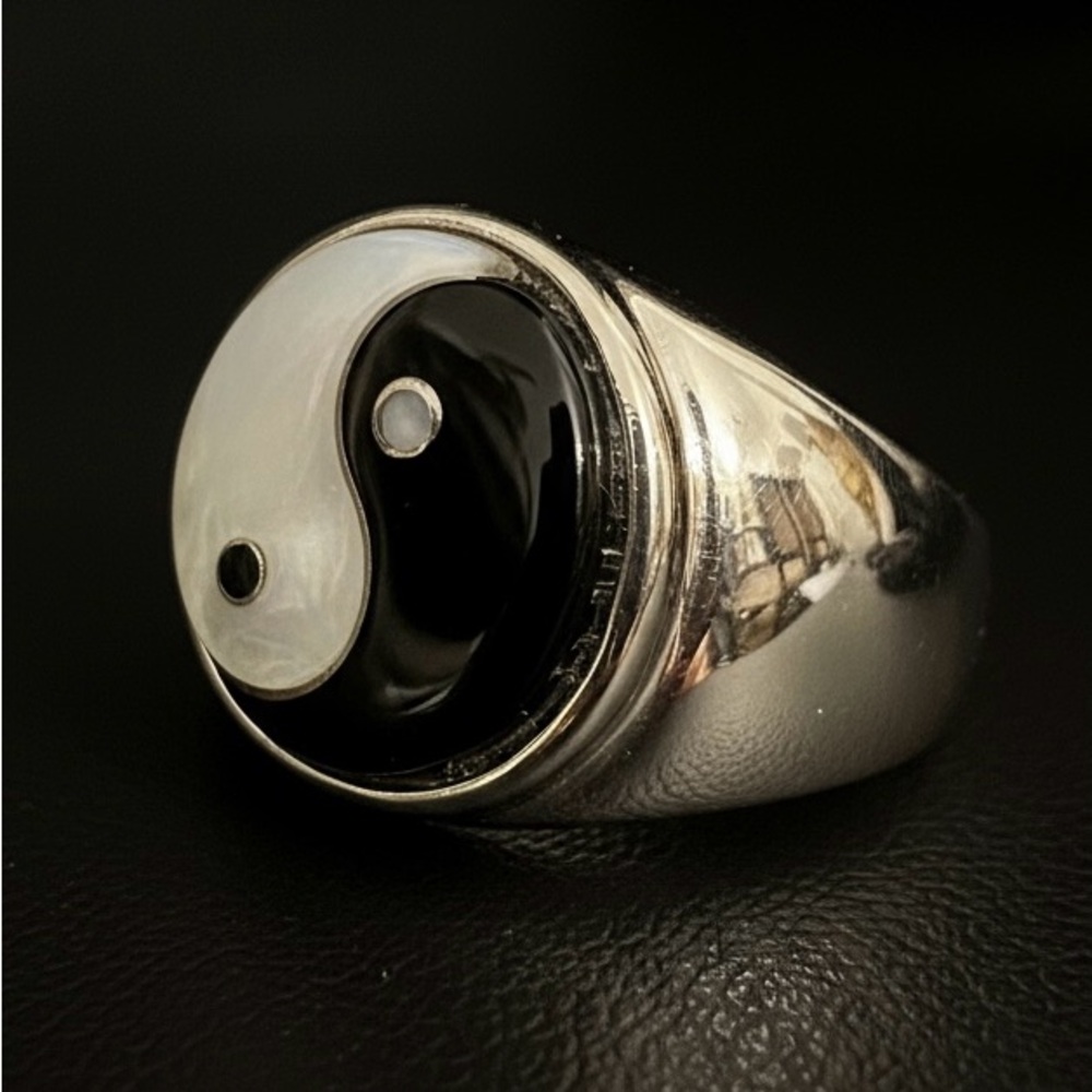 Elegant Yin Yang Black onyx & White‎ mother of pearl Ring worn by man or woman - Picture 3 of 6